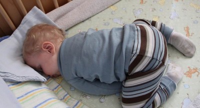 Tư thế nằm ngủ chổng mông của trẻ nói lên điều gì?