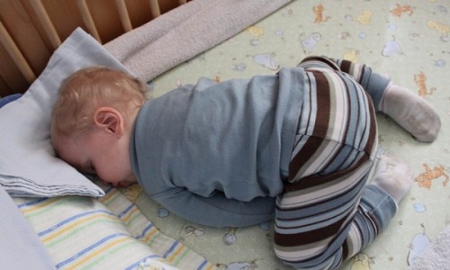 Tư thế nằm ngủ chổng mông của trẻ nói lên điều gì?